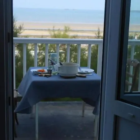 Maison A Avec Acces Direct Aux Plages Du Debarquement Hébergement de vacances *